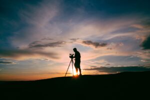 Fotografia archiwalna: jak przywracać i opowiadać historie starych fotografii