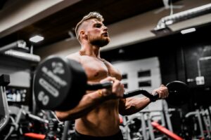 Ćwiczenia z mini band na brzuch – skuteczny trening w domu